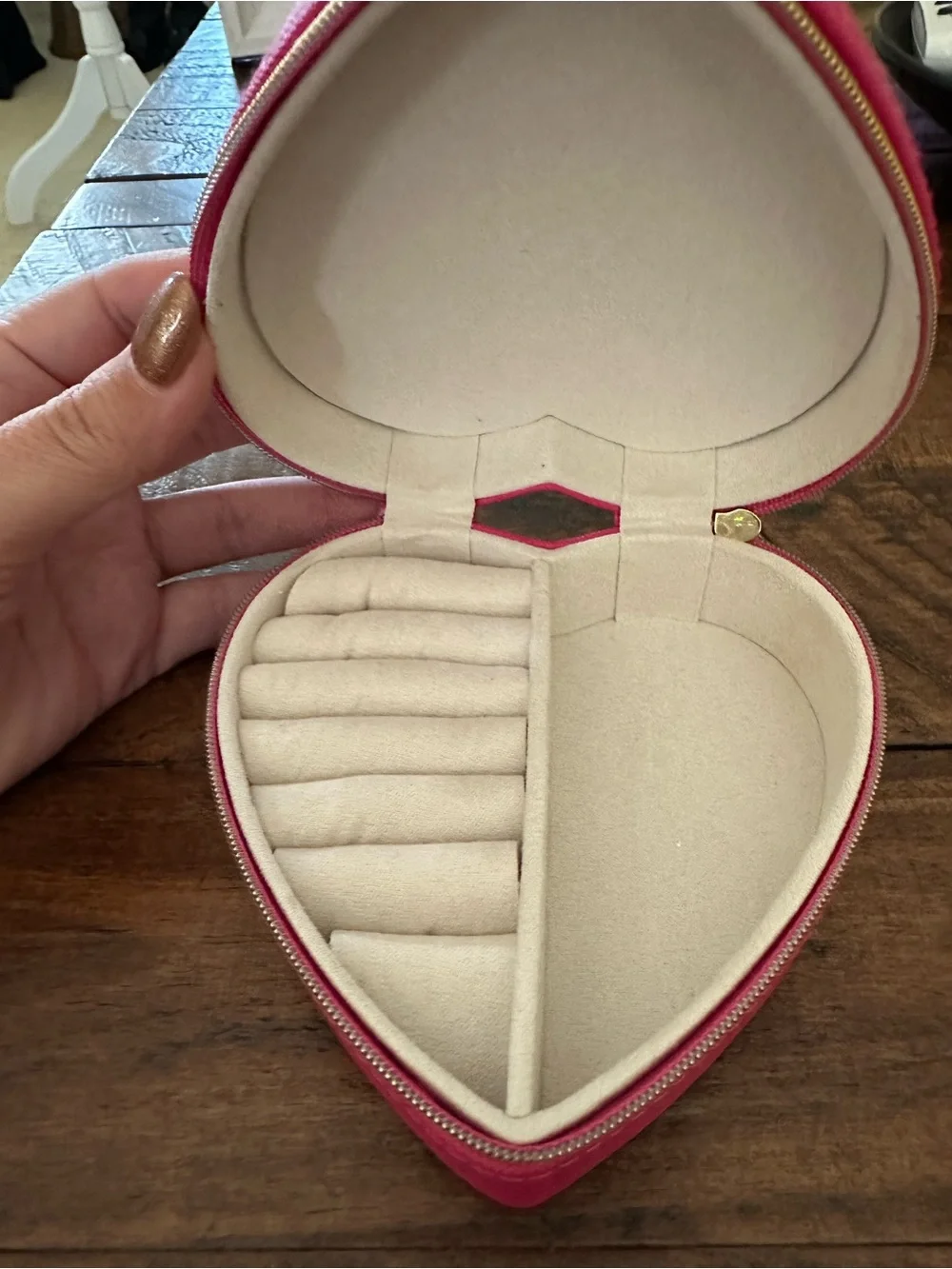 Kendra Scott Heart-Shaped Jewelry Case in Hot Pink with Gold Emblem